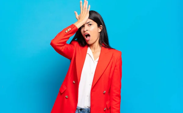 Young Hispanic Businesswoman Raising Palm Forehead Thinking Oops Making Stupid — Stock Photo, Image