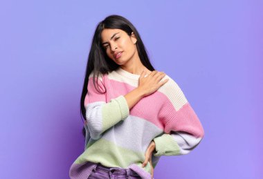 Genç ve güzel İspanyol kadın yorgun, stresli, endişeli, hayal kırıklığına uğramış ve depresyonda, sırtı ya da boynu ağrıyan