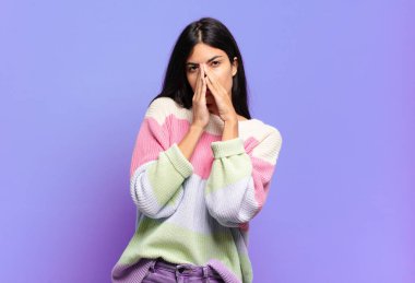 Genç, güzel İspanyol bir kadın endişeli, umutlu ve dindar hissediyor. Avuçlarına bastırılmış, af dileyen sadık bir şekilde dua ediyor.