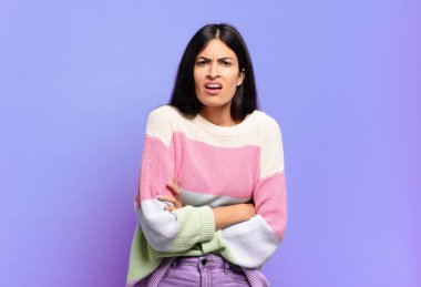 Genç, güzel, İspanyol bir kadın endişeli, hasta, hasta ve mutsuz hissediyor. Ağrılı bir mide ağrısı ya da grip geçiriyor.