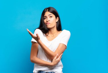 Genç, güzel, İspanyol bir kadın kafası karışık ve habersiz, şüpheli bir açıklama ya da düşünceyi merak ediyor.