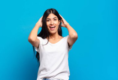 Genç, güzel İspanyol bir kadın mutlu, kaygısız, arkadaş canlısı ve rahat görünüyor. Hayattan ve başarıdan keyif alıyor, olumlu bir tavırla.