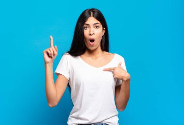 Genç, güzel İspanyol bir kadın gururlu ve şaşırmış hissediyor. Kendine güvenerek kendini bir numara gibi hissediyor.