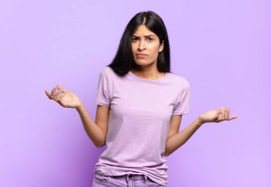 Genç, güzel İspanyol bir kadın bilgisiz ve kafası karışık, hangi seçeneği seçeceğinden emin değil, merak ediyor.