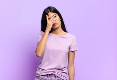 Genç, güzel, İspanyol bir kadın yorgun, sıkıcı ve sıkıcı bir görevin ardından sıkılmış, hayal kırıklığına uğramış ve uykulu hissediyor.