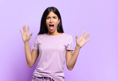 Genç, güzel İspanyol bir kadın sersemlemiş ve korkmuş hissediyor. Korkutucu bir şeyden korkuyor. Elleri açık ve uzak durun diyor.