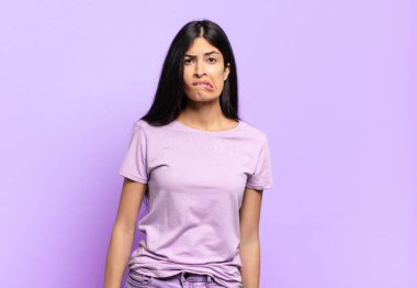 Genç, güzel, İspanyol bir kadın hangi seçeneği seçeceğine karar veremediğini düşünüyor. Sorunu çözmeye çalışıyor.