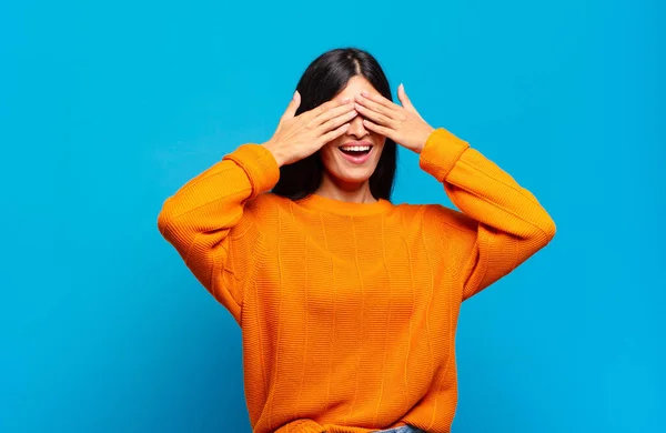 Joven Mujer Bastante Hispana Sonriendo Sintiéndose Feliz Cubriendo Los Ojos — Foto de Stock