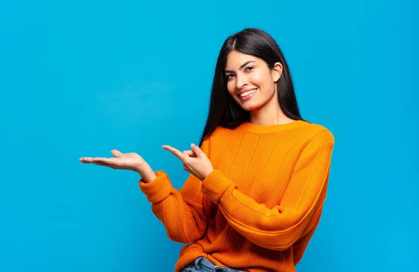 Ung Söt Latinamerikansk Kvinna Ler Känner Sig Lycklig Bekymmerslös Och — Stockfoto