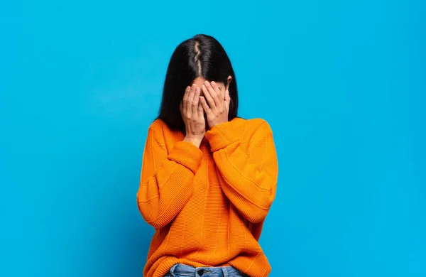 Mladá Hezká Hispánka Cítí Smutná Frustrovaná Nervózní Deprimovaná Zakrývá Obličej — Stock fotografie