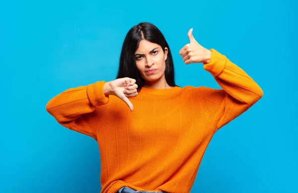 Jovem Mulher Hispânica Bonita Sentindo Confuso Sem Noção Inseguro Ponderando — Fotografia de Stock