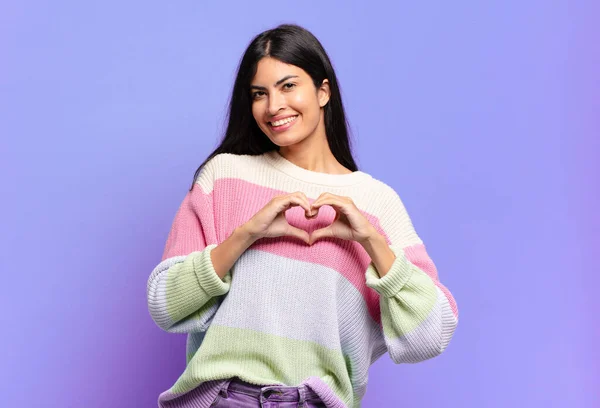 Jovem Mulher Hispânica Bonita Sorrindo Sentindo Feliz Bonito Romântico Apaixonado — Fotografia de Stock