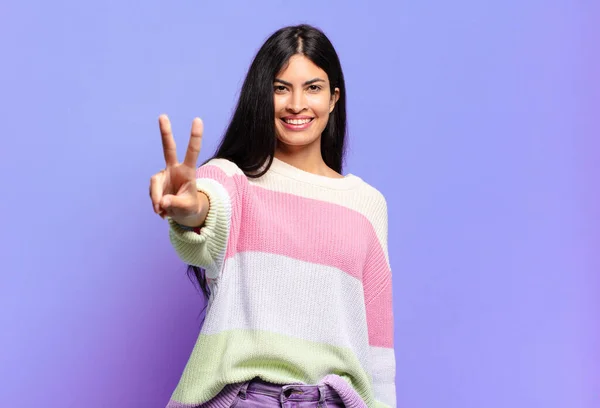 Jovem Mulher Hispânica Bonita Sorrindo Olhando Amigável Mostrando Número Dois — Fotografia de Stock