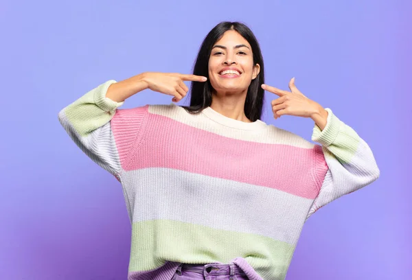 Joven Mujer Bastante Hispana Sonriendo Con Confianza Apuntando Propia Sonrisa —  Fotos de Stock