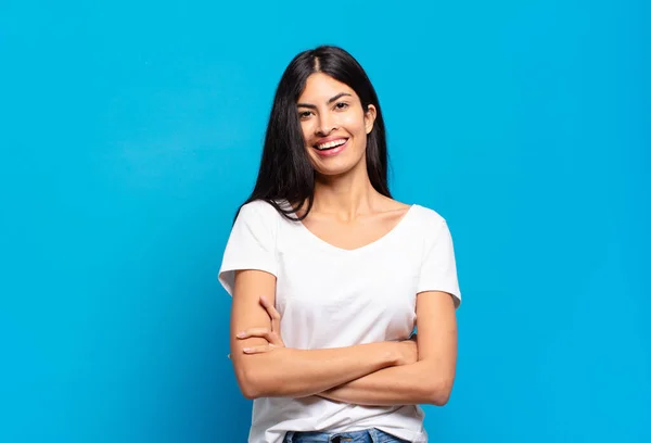 Giovane Bella Donna Ispanica Guardando Come Felice Orgoglioso Soddisfatto Achiever — Foto Stock