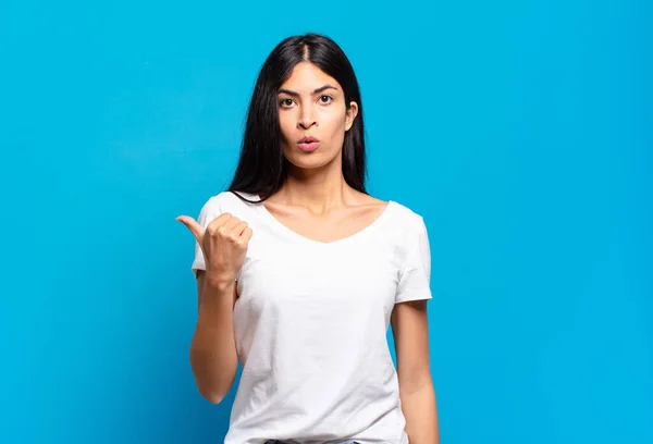 Jovem Muito Hispânico Mulher Olhando Espantado Descrença Apontando Para Objeto — Fotografia de Stock