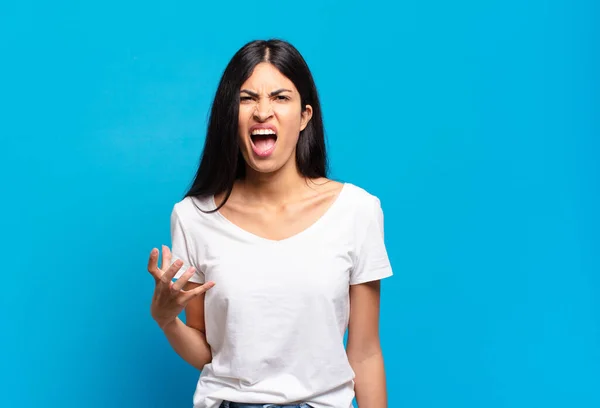 Jong Mooi Latino Vrouw Zoek Boos Geïrriteerd Gefrustreerd Schreeuwen Wtf — Stockfoto