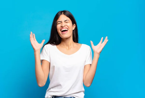 Joven Mujer Bastante Hispana Gritando Furiosamente Sintiéndose Estresada Molesta Con — Foto de Stock