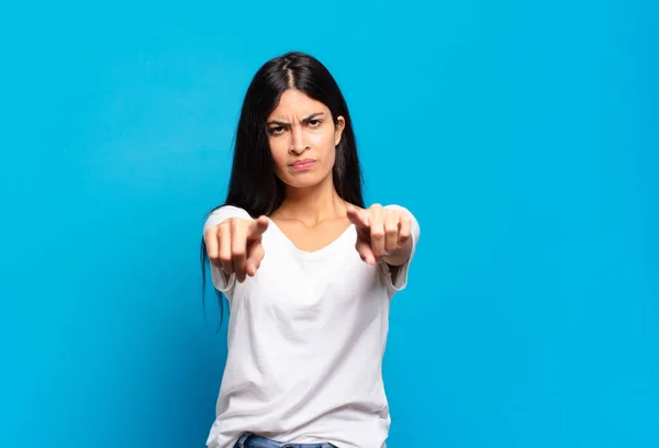 Junge Hübsche Hispanische Frau Zeigt Mit Beiden Fingern Und Wütendem — Stockfoto