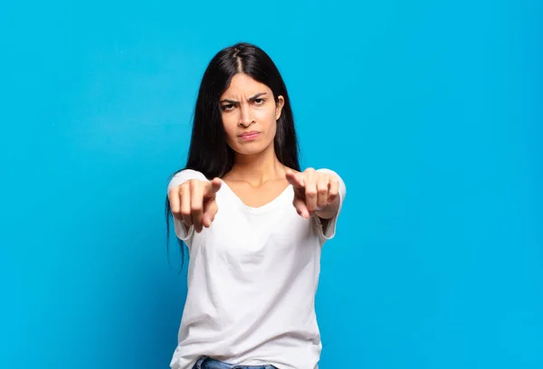 Ung Söt Latinamerikansk Kvinna Pekar Framåt Framför Kameran Med Båda — Stockfoto