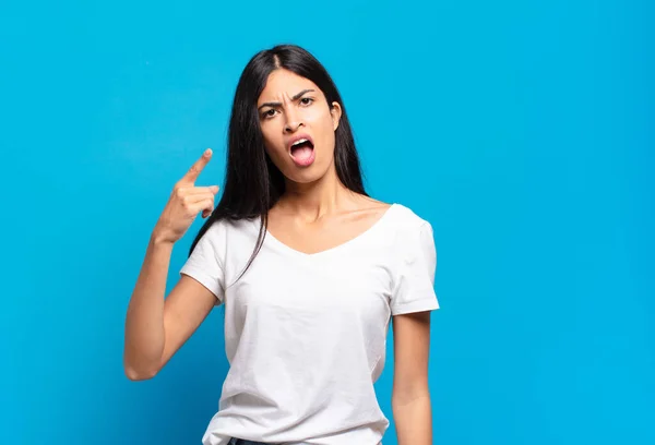 Junge Hübsche Hispanische Frau Zeigt Mit Wütendem Aggressivem Gesichtsausdruck Die — Stockfoto