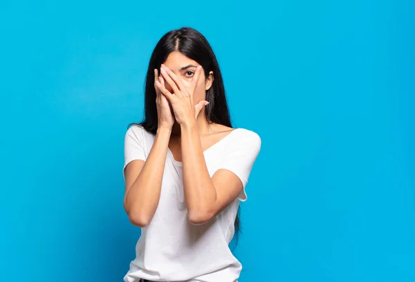 Junge Hübsche Hispanische Frau Die Angst Oder Verlegenheit Empfindet Mit — Stockfoto