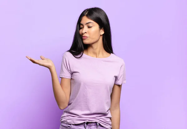 Jovem Mulher Hispânica Bonita Sentindo Feliz Sorrindo Casualmente Olhando Para — Fotografia de Stock