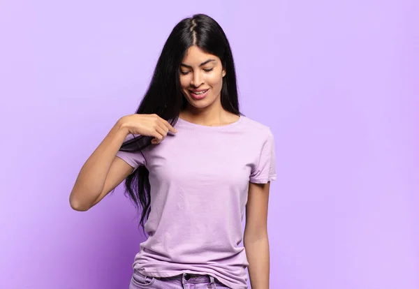 Joven Mujer Bastante Hispana Sonriendo Alegre Casualmente Mirando Hacia Abajo — Foto de Stock