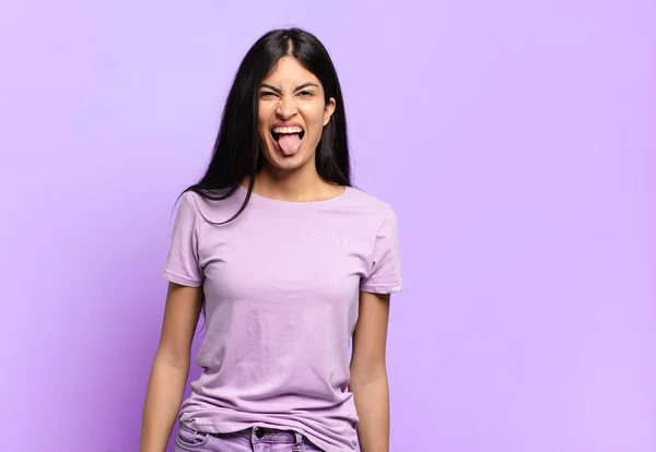 Ung Söt Latinamerikansk Kvinna Känner Äcklad Och Irriterad Sticker Tungan — Stockfoto