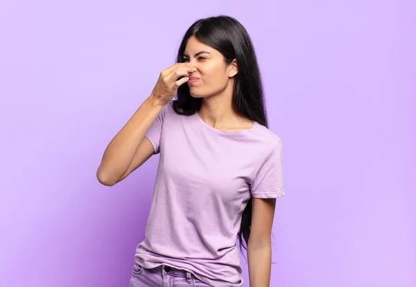 Молодая Красивая Латиноамериканка Чувствует Отвращение Держа Нос Избежать Неприятного Запаха — стоковое фото