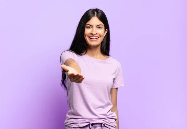 Joven Mujer Bastante Hispana Sonriendo Luciendo Feliz Confiada Amigable Ofreciendo —  Fotos de Stock