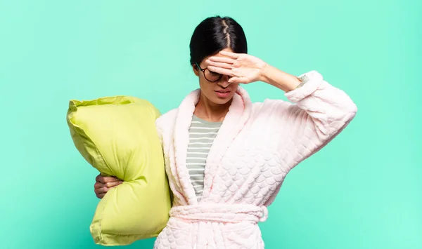 Junge Hübsche Frau Sieht Gestresst Müde Und Frustriert Aus Trocknet — Stockfoto