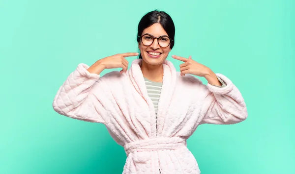 Joven Bonita Mujer Sonriendo Con Confianza Apuntando Propia Amplia Sonrisa — Foto de Stock