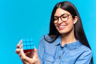 Genç İspanyol öğrenci bir istihbarat sorununu çözüyor.