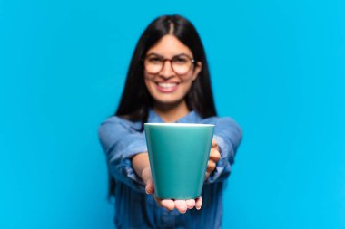 Genç, güzel İspanyol kadın kahve içiyor.