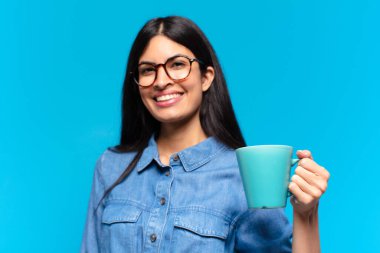 Genç, güzel İspanyol kadın kahve içiyor.