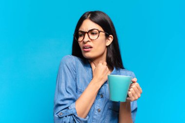 Genç, güzel İspanyol kadın kahve içiyor.