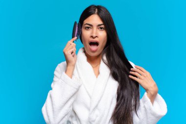 Saç fırçası olan genç İspanyol kadın..