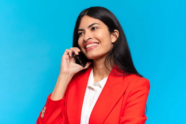 Ung Latinamerikansk Affärskvinna Använder Sin Telefon — Stockfoto