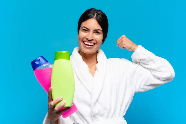 Jovem Hispânica Mulher Com Produtos Limpeza Facial Cuidados — Fotografia de Stock