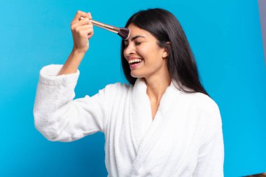 Genç İspanyol kadın makyaj yapıyor.