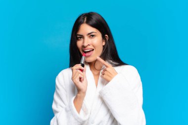 Genç İspanyol kadın makyaj yapıyor.