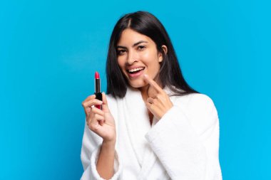 Genç İspanyol kadın makyaj yapıyor.