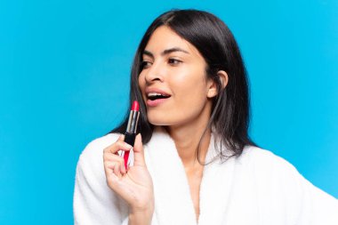 Genç İspanyol kadın makyaj yapıyor.