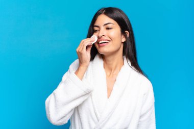 Genç, güzel, İspanyol bir kadın barışıyor. güzellik konsepti