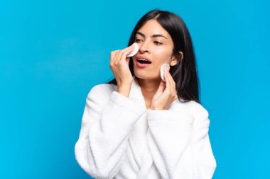 Genç, güzel, İspanyol bir kadın barışıyor. güzellik konsepti