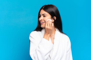 Genç, güzel, İspanyol bir kadın barışıyor. güzellik konsepti