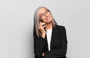 Akıllı telefonu olan son sınıf iş kadını..