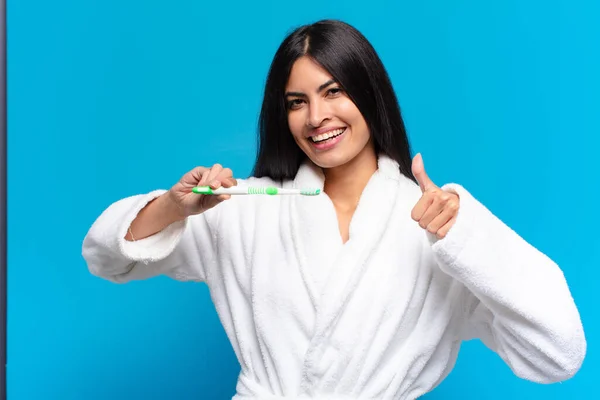 Genç Güzel Spanyol Bir Kadın Diş Fırçasıyla — Stok fotoğraf
