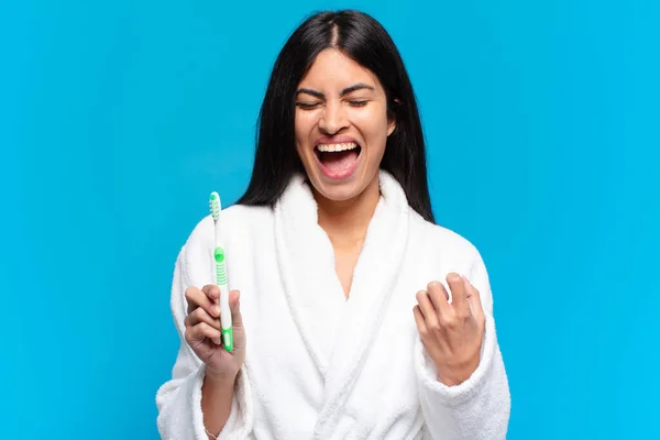 Genç Güzel Spanyol Bir Kadın Diş Fırçasıyla — Stok fotoğraf